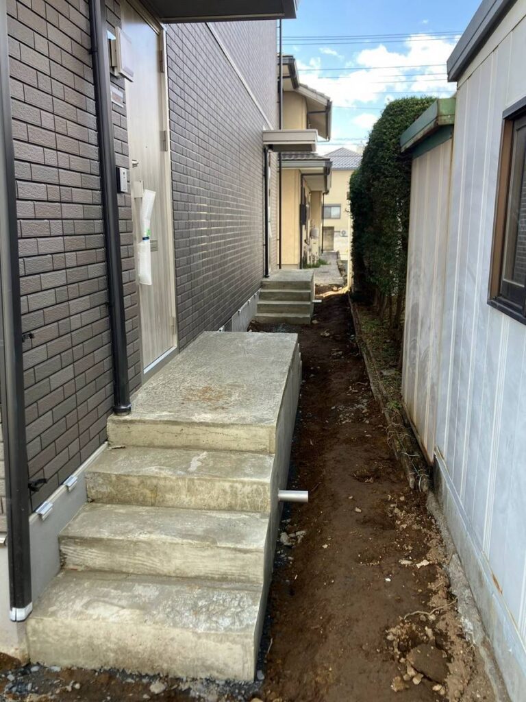 建物側面の犬走りと階段周りの現状