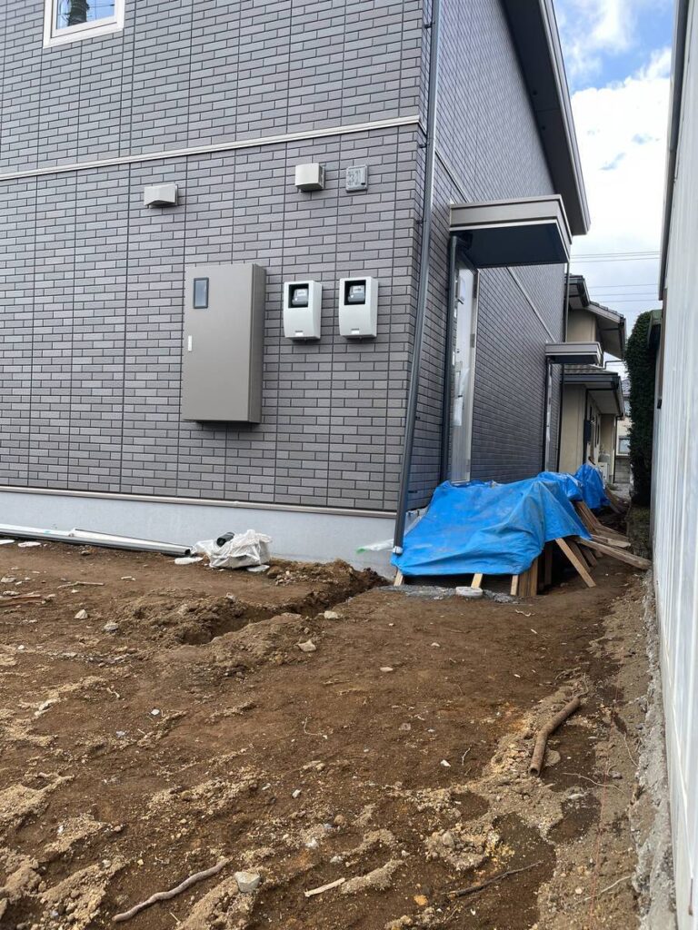 電気メーター下と配線・土工前の状態