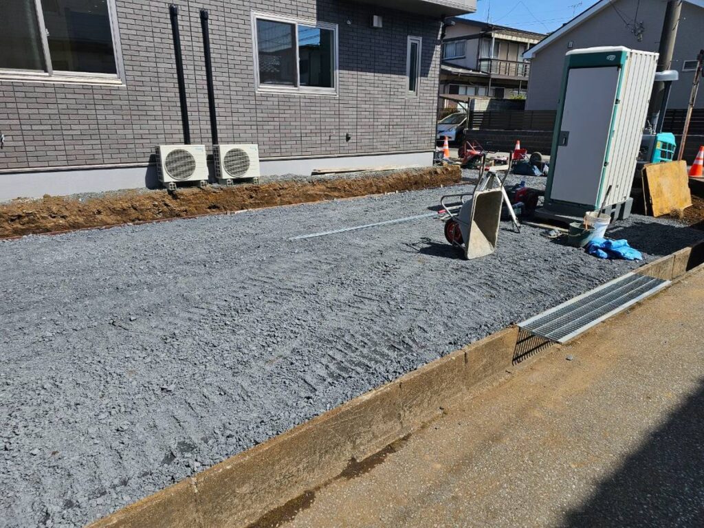 砕石敷き込みによる路盤造成と整地