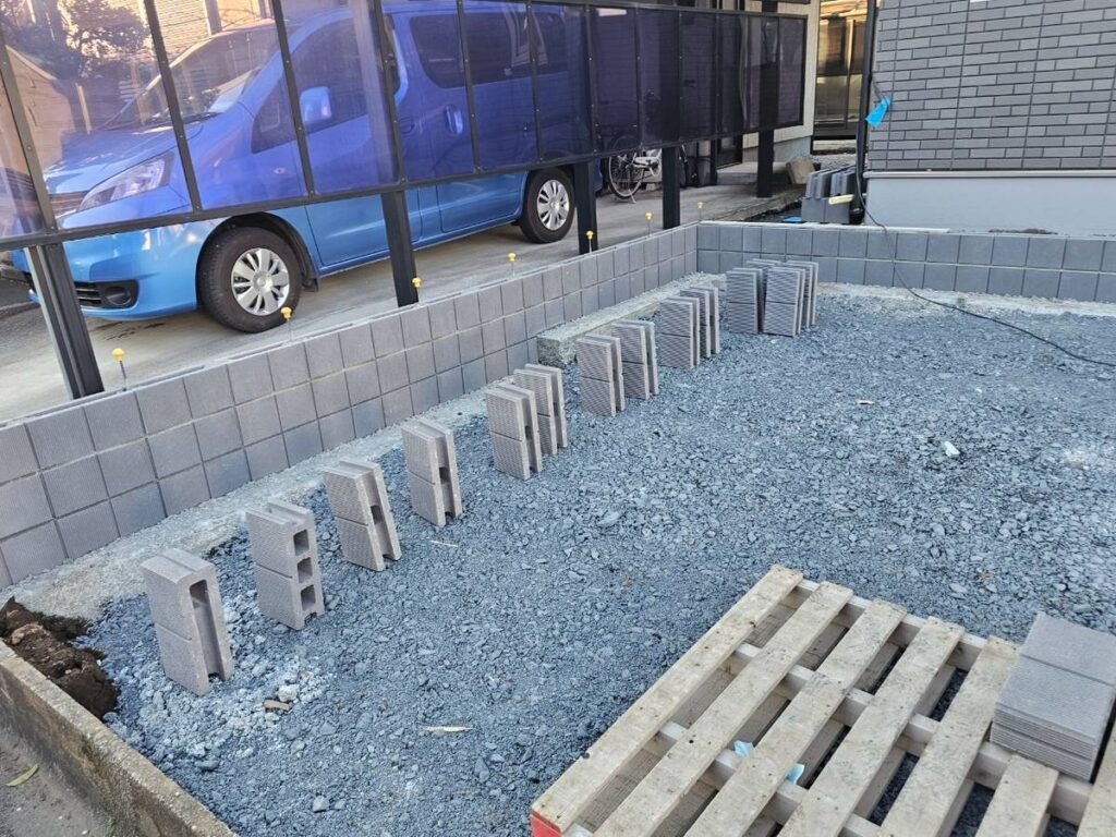 境界ブロックの配置と積み上げ作業