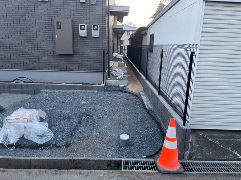 境界ブロックへのメッシュフェンス設置