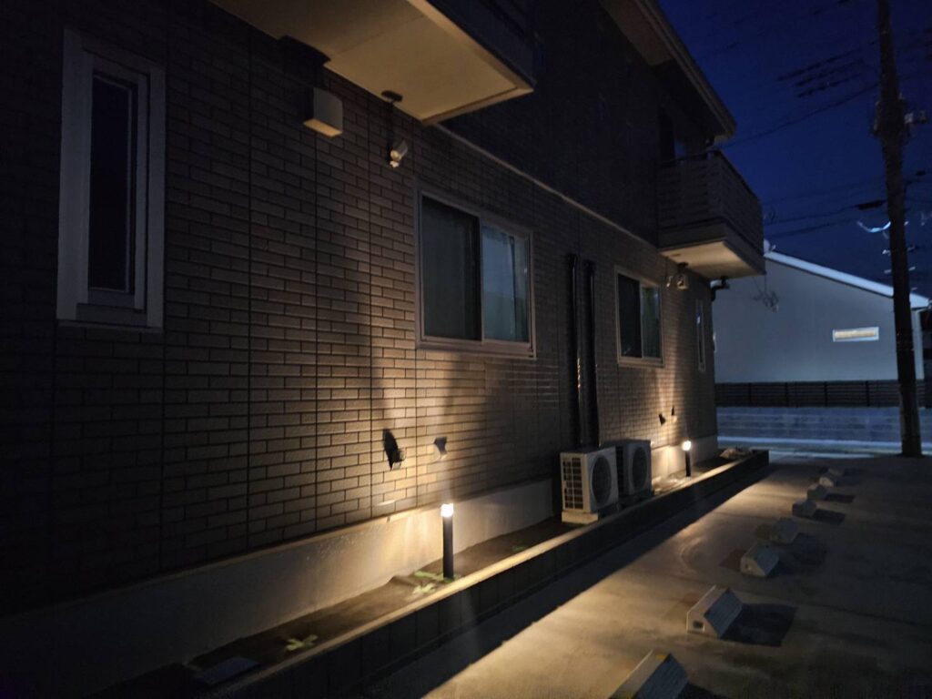 建物の陰影を美しく演出する壁面照明