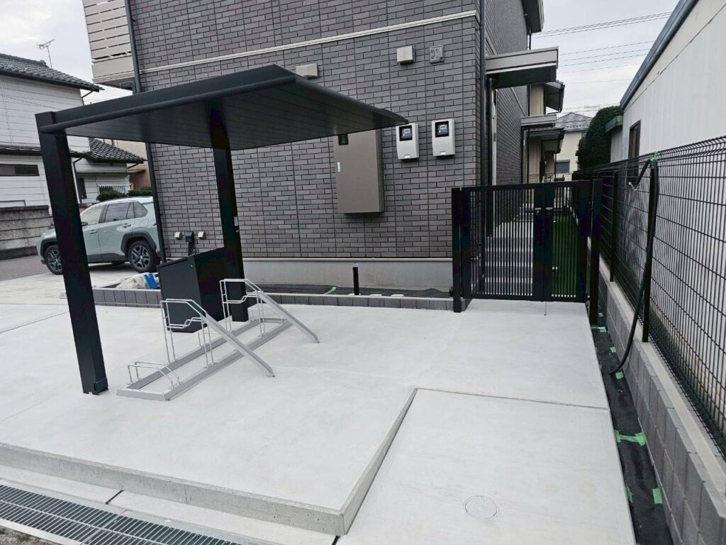 屋根付き駐輪場と機能的な設備配置
