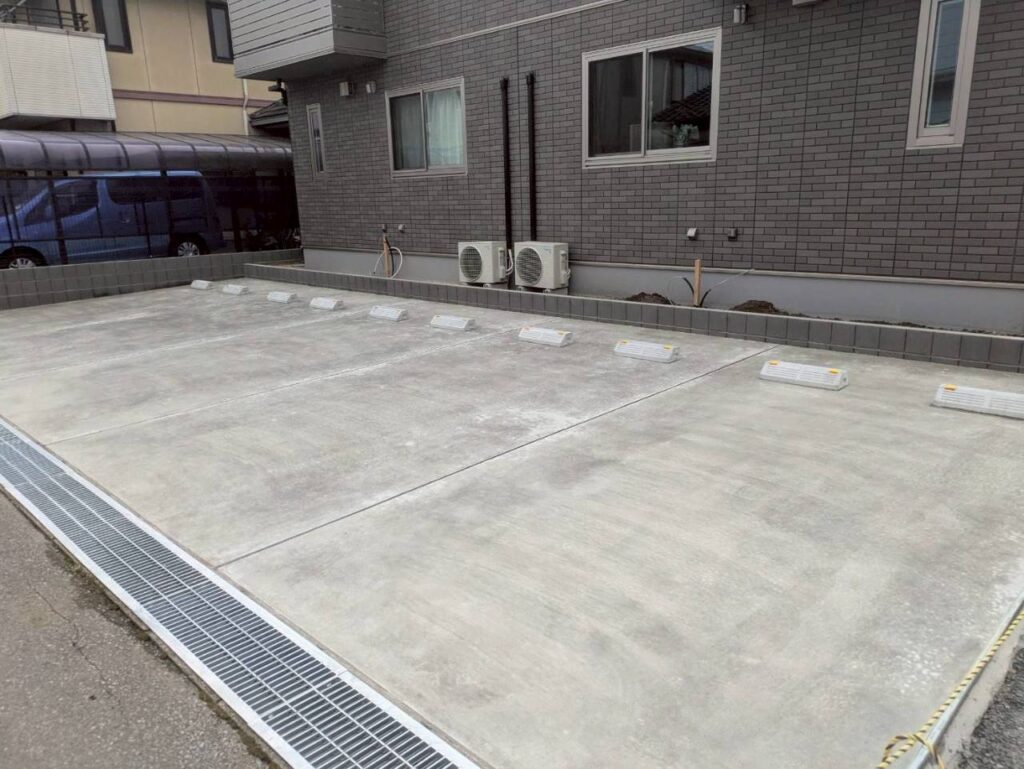 コンクリート舗装と車止め設置完了