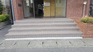 美しく仕上がったエントランス階段全景