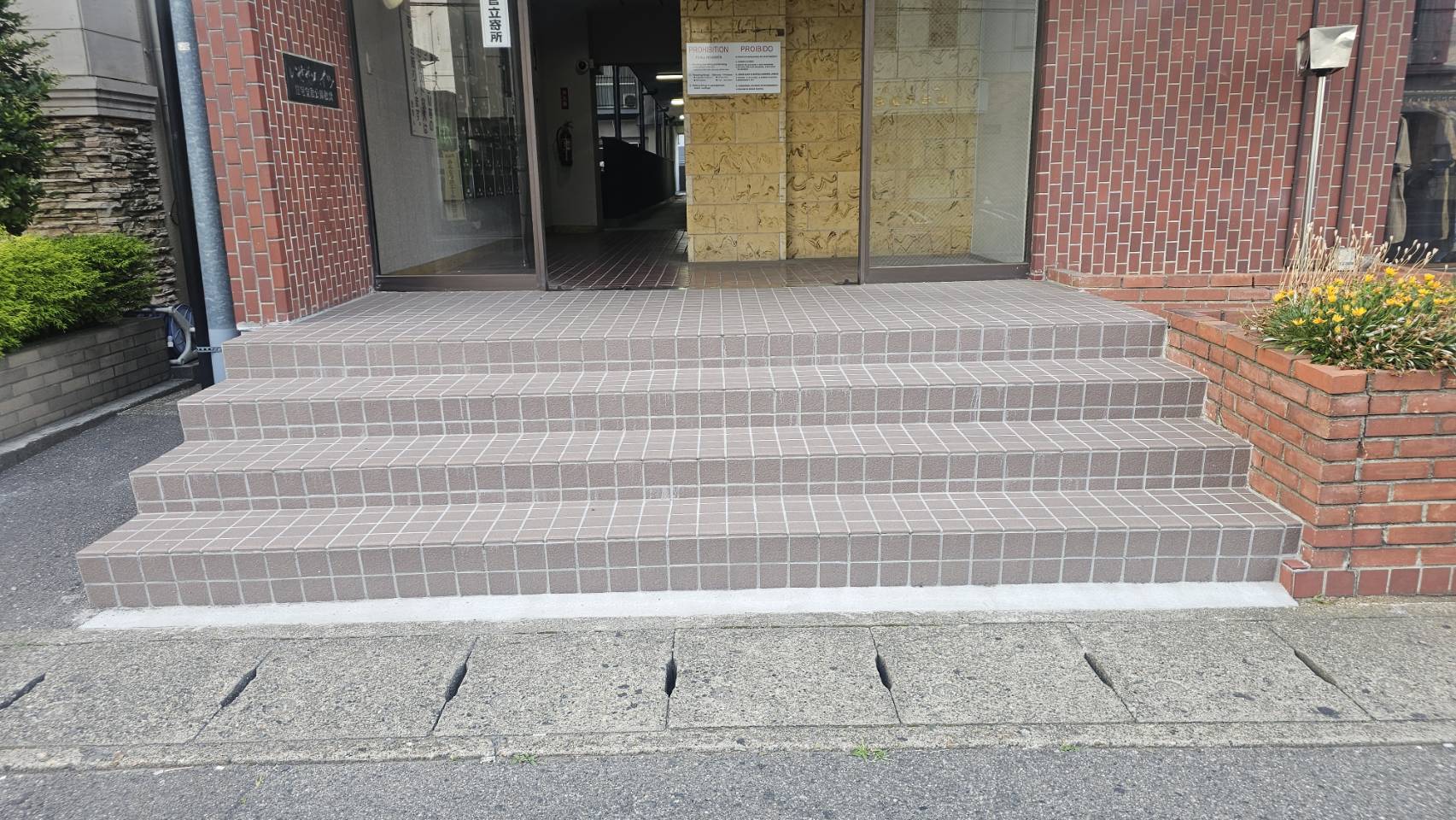 美しく仕上がったエントランス階段全景