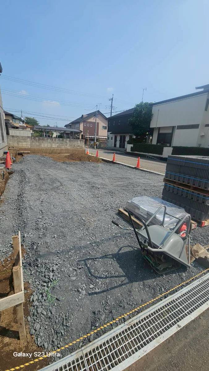 砕石敷き込み前の駐車場予定地