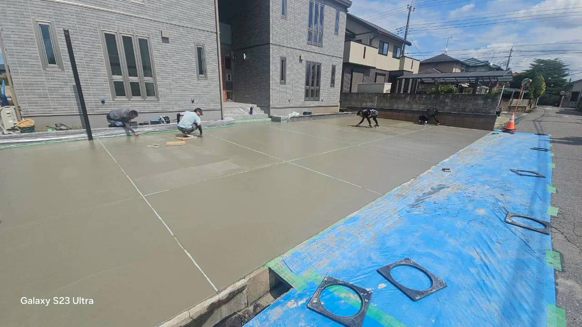 コンクリートの平坦化と均し作業