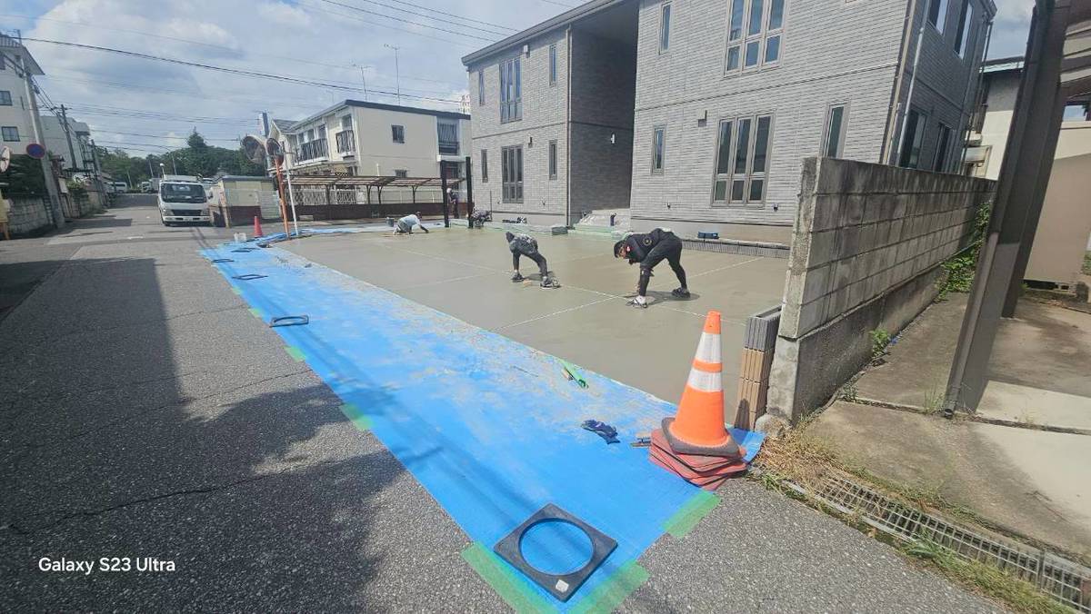 広大な駐車スペースの生コン打設