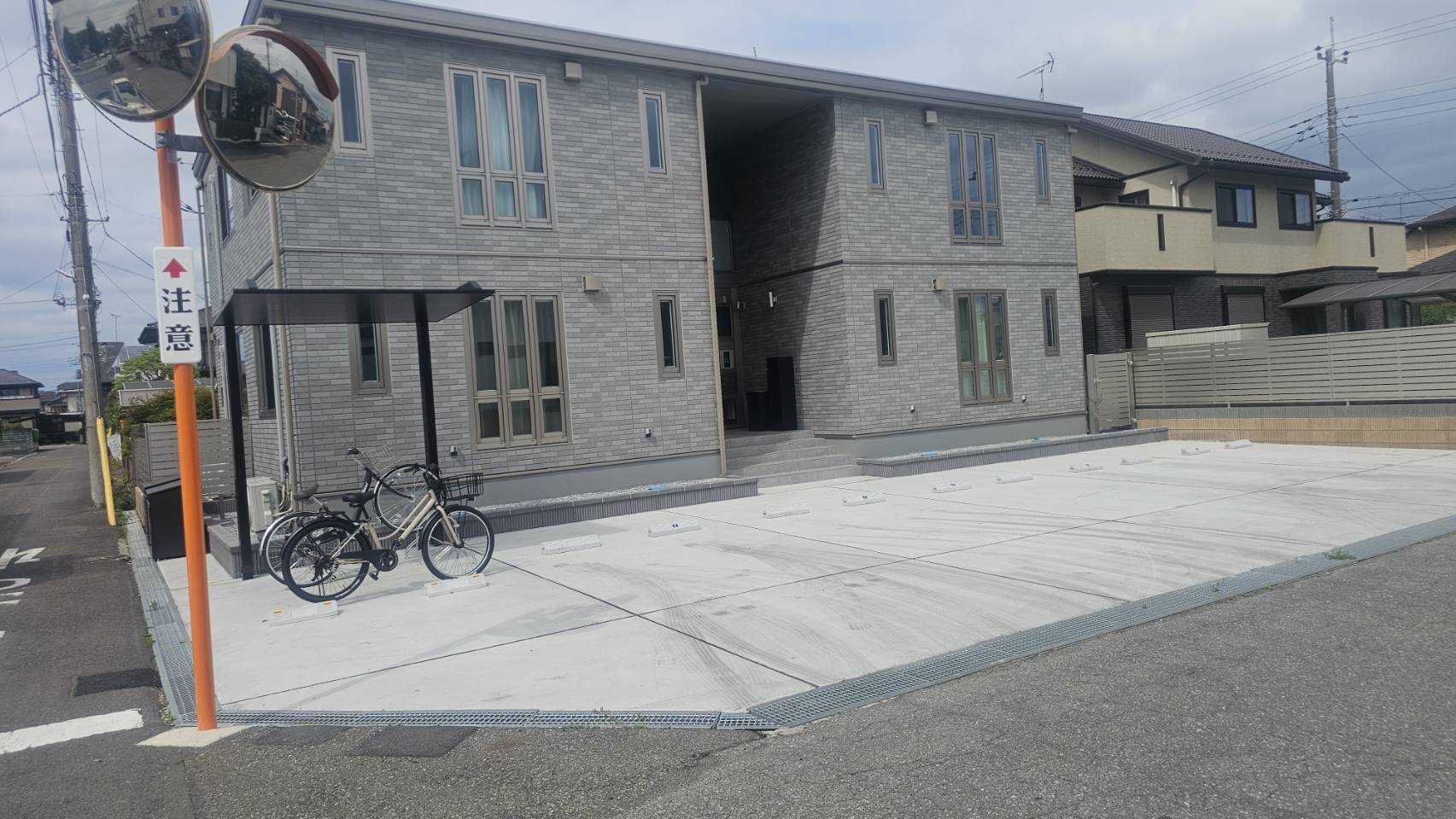 広々とした駐車場とサイクルポート