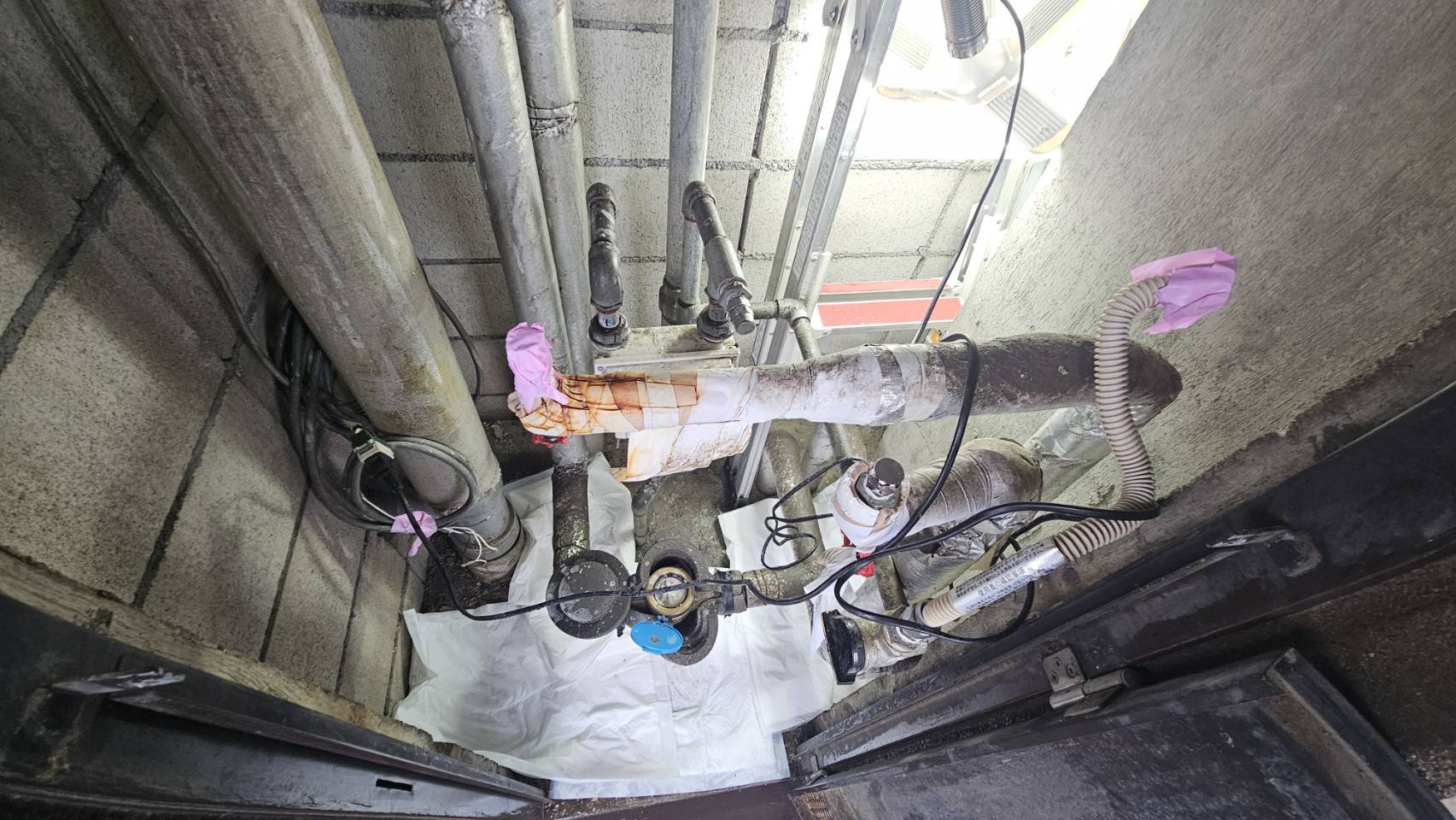配管撤去後のパイプスペース内部の状況