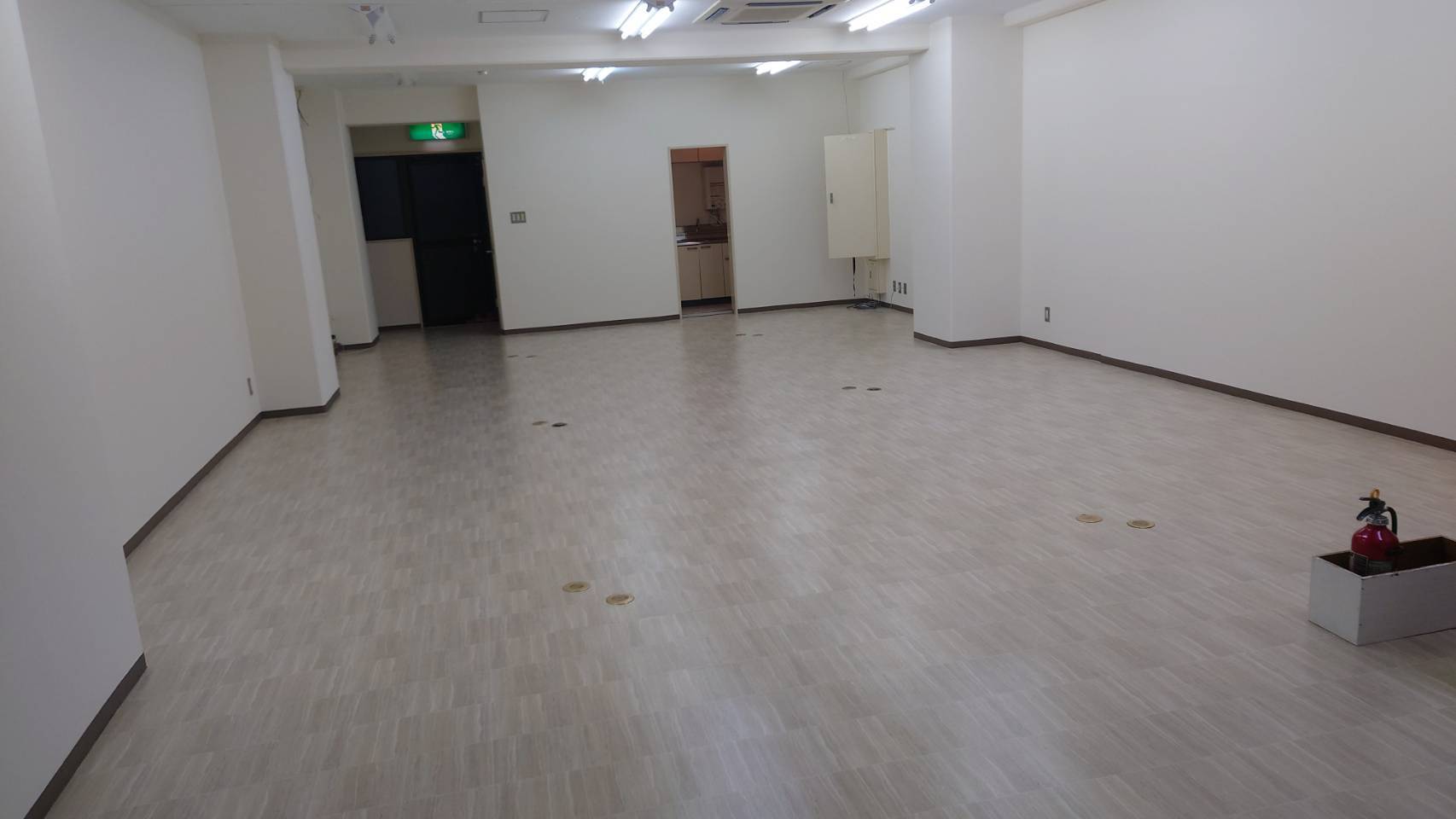 長尺シートとクロス張り替え後の室内
