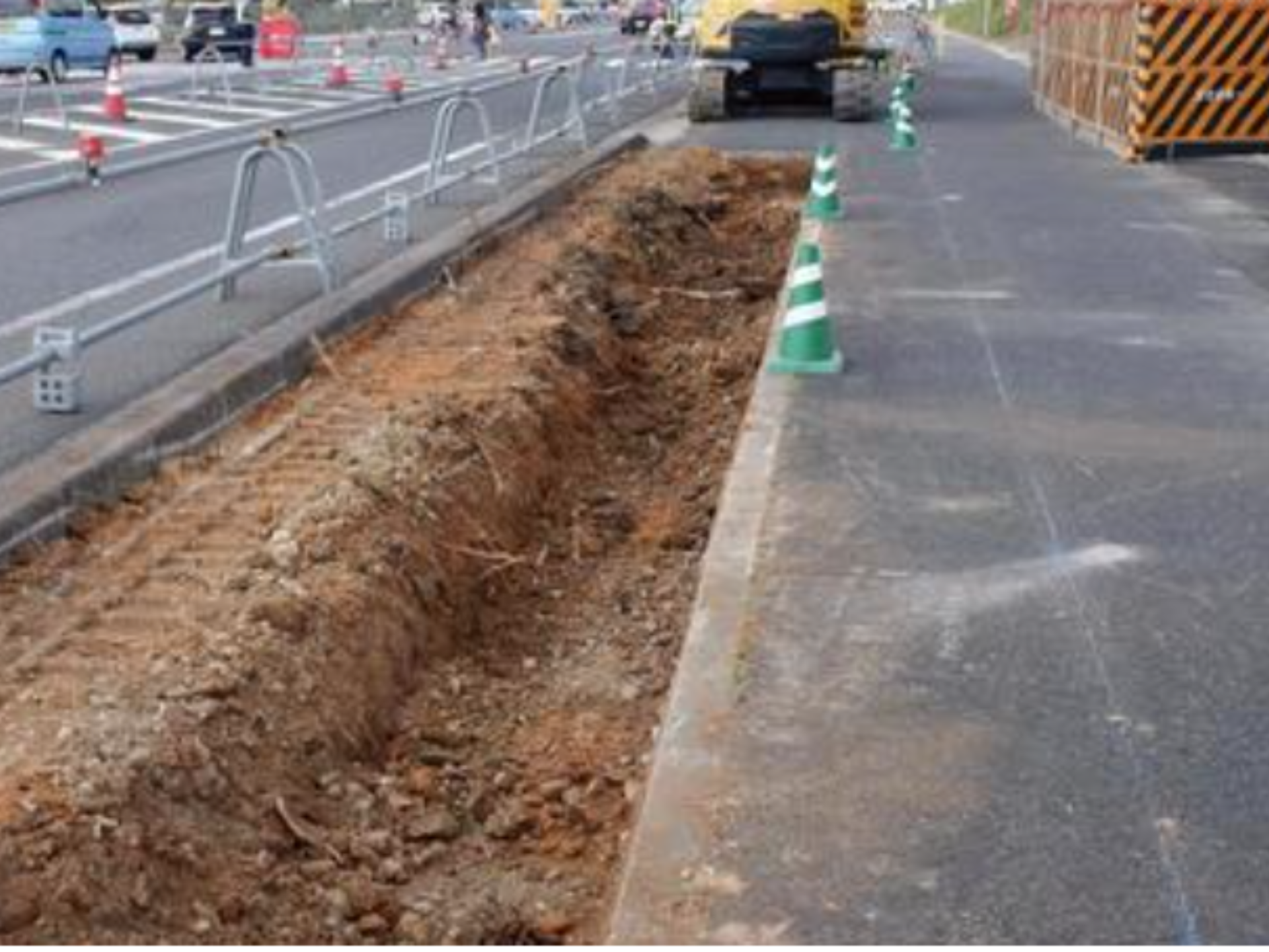 給水管引込・道路掘削工事