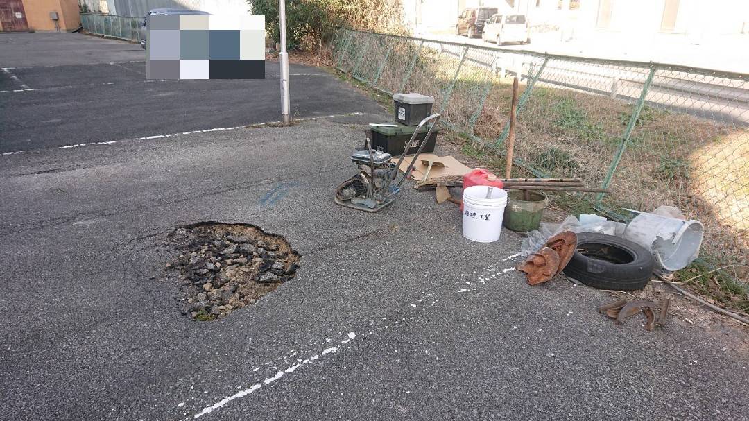経年劣化によりアスファルトが大きく陥没した駐車スペースの状況