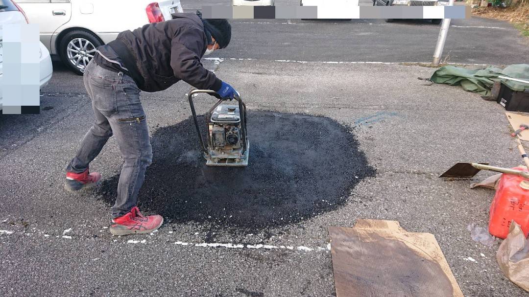 プレートコンパクター(転圧機)を用いた入念な締め固め・転圧作業