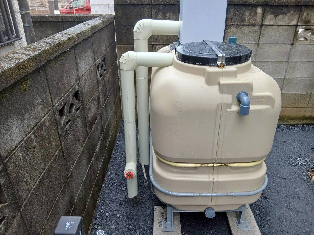 受水槽・給水配管・立上りバルブの設置完了状況