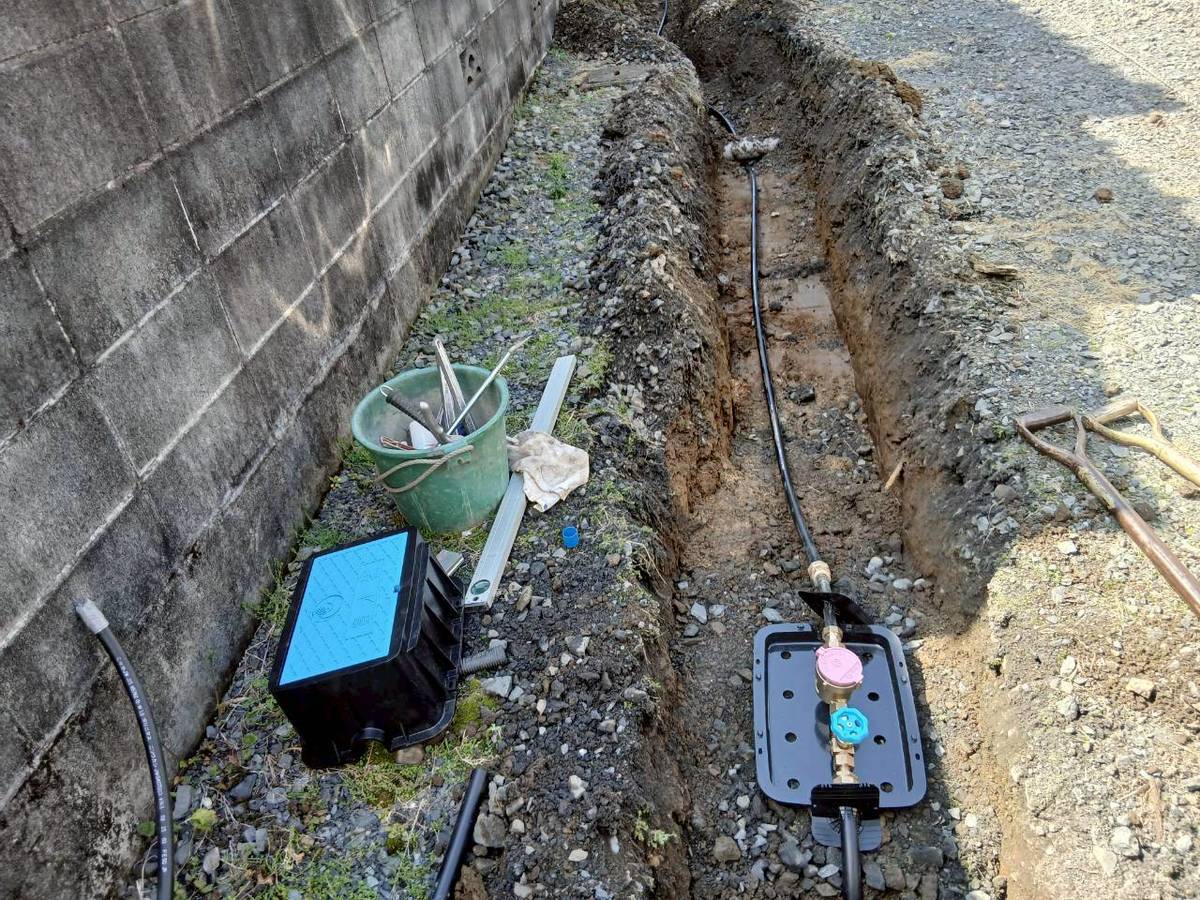 市水道メーター設置および屋外給水管の埋設掘削