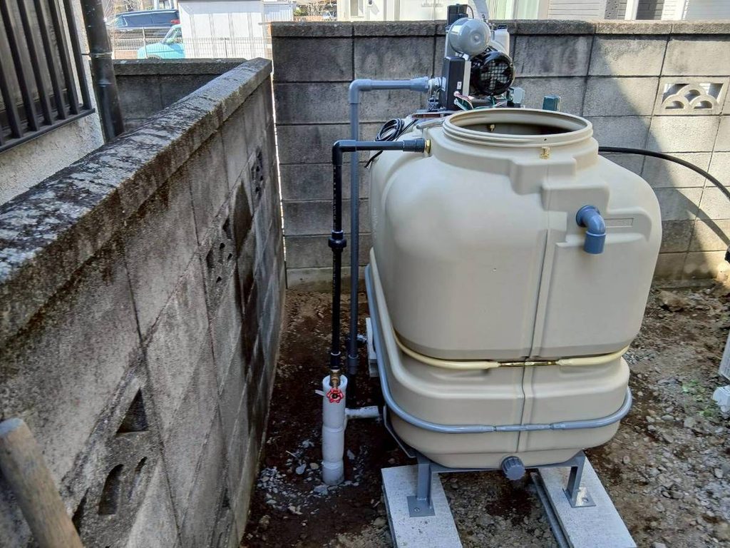 新設受水槽の据付および給水・送水配管の接続作業